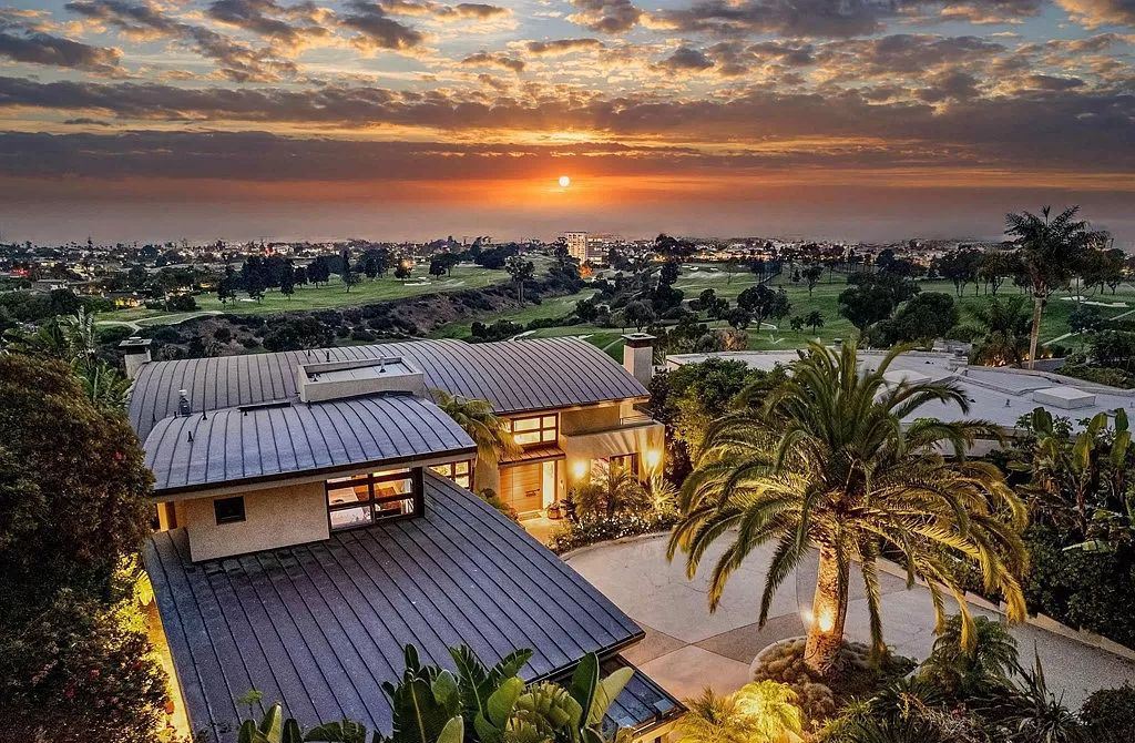 The Home in La Jolla is a classic contemporary estate has sweeping panoramic views of both the ocean and La Jolla Country Club Golf Course now available for sale. This house located at 6848 Country Club Dr, La Jolla, California
