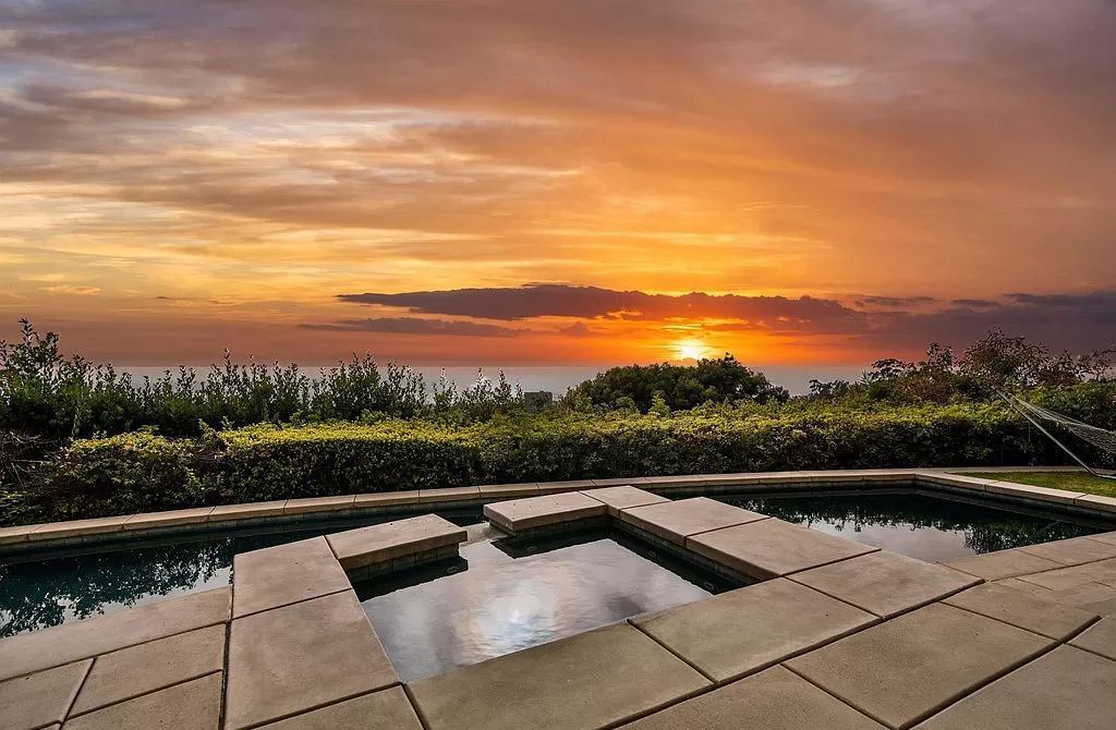 The Home in La Jolla is a classic contemporary estate has sweeping panoramic views of both the ocean and La Jolla Country Club Golf Course now available for sale. This house located at 6848 Country Club Dr, La Jolla, California