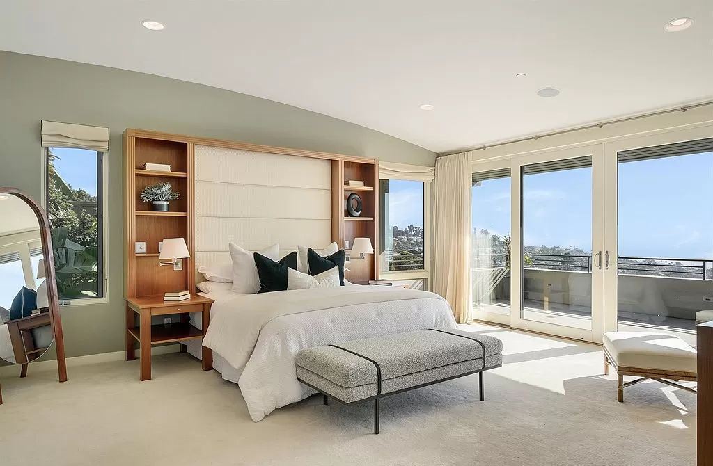 The Home in La Jolla is a classic contemporary estate has sweeping panoramic views of both the ocean and La Jolla Country Club Golf Course now available for sale. This house located at 6848 Country Club Dr, La Jolla, California