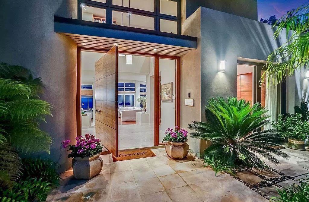 The Home in La Jolla is a classic contemporary estate has sweeping panoramic views of both the ocean and La Jolla Country Club Golf Course now available for sale. This house located at 6848 Country Club Dr, La Jolla, California
