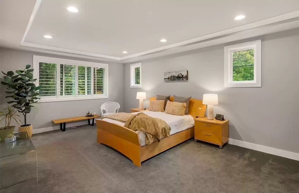 The House in Bellevue is covered outdoor living perfect for year-round enjoyment, now available for sale. This home located at 10803 SE 25th Place, Bellevue, Washington
