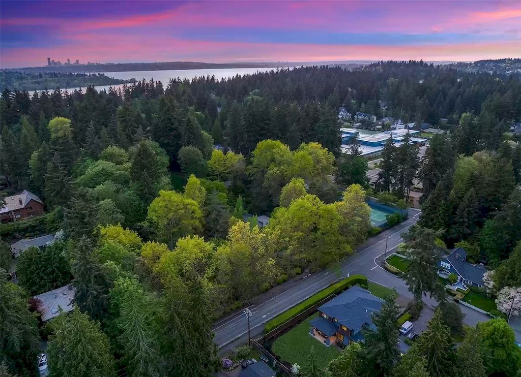 The House in Bellevue is covered outdoor living perfect for year-round enjoyment, now available for sale. This home located at 10803 SE 25th Place, Bellevue, Washington
