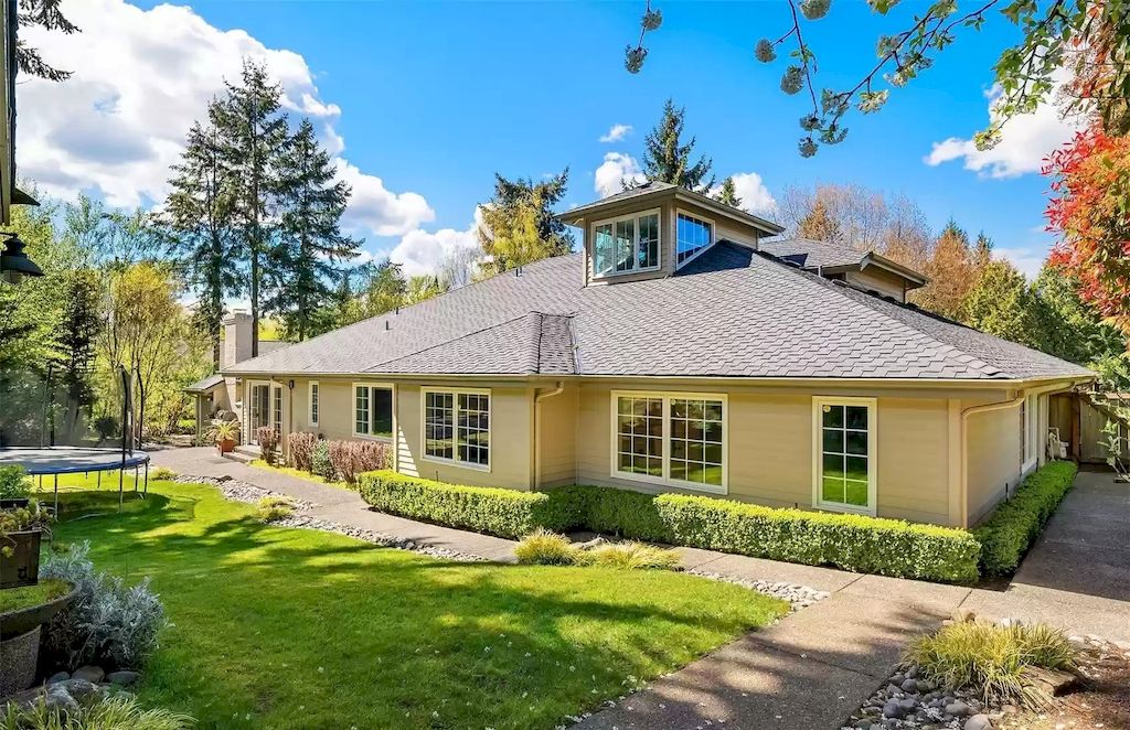 The Estate in Washington is a luxurious home filled with natural light in an idyllic verdant setting now available for sale. This home located at 8521 Hunts Point Lane, Hunts Point, Washington; offering 05 bedrooms and 04 bathrooms with 3,549 square feet of living spaces.