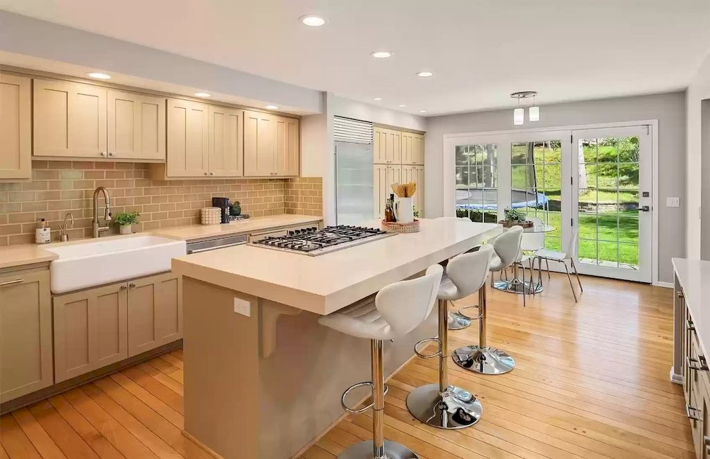 The Estate in Washington is a luxurious home filled with natural light in an idyllic verdant setting now available for sale. This home located at 8521 Hunts Point Lane, Hunts Point, Washington; offering 05 bedrooms and 04 bathrooms with 3,549 square feet of living spaces.