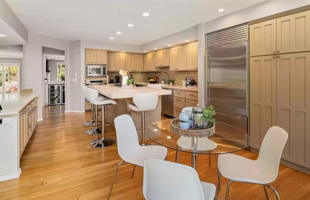 The Estate in Washington is a luxurious home filled with natural light in an idyllic verdant setting now available for sale. This home located at 8521 Hunts Point Lane, Hunts Point, Washington; offering 05 bedrooms and 04 bathrooms with 3,549 square feet of living spaces.