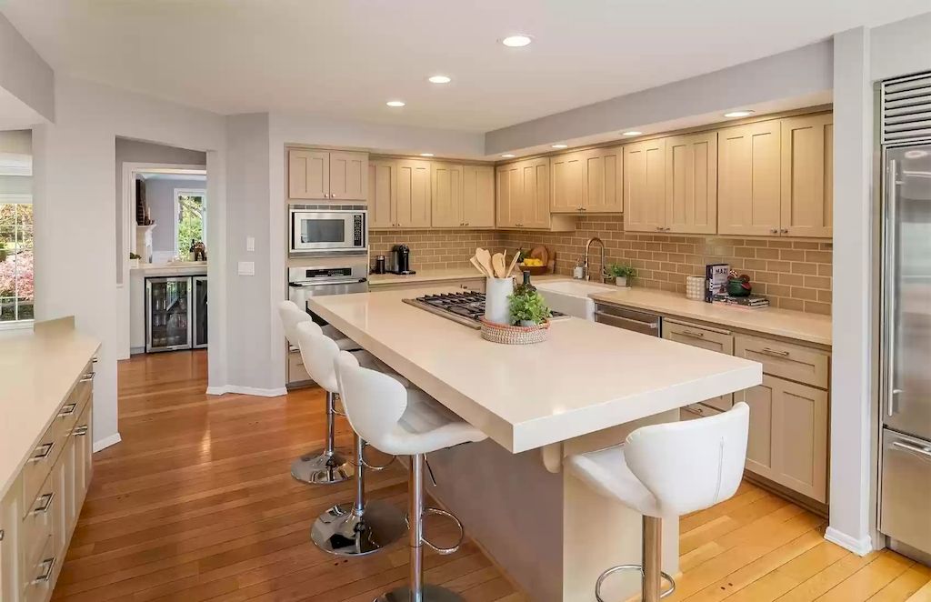 The Estate in Washington is a luxurious home filled with natural light in an idyllic verdant setting now available for sale. This home located at 8521 Hunts Point Lane, Hunts Point, Washington; offering 05 bedrooms and 04 bathrooms with 3,549 square feet of living spaces.