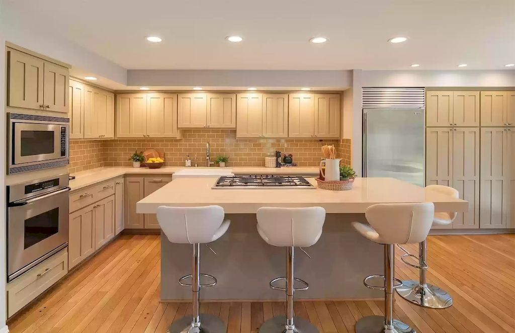 The Estate in Washington is a luxurious home filled with natural light in an idyllic verdant setting now available for sale. This home located at 8521 Hunts Point Lane, Hunts Point, Washington; offering 05 bedrooms and 04 bathrooms with 3,549 square feet of living spaces.