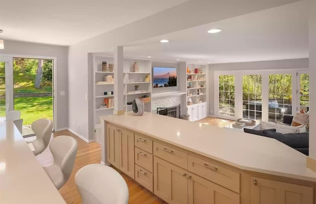 The Estate in Washington is a luxurious home filled with natural light in an idyllic verdant setting now available for sale. This home located at 8521 Hunts Point Lane, Hunts Point, Washington; offering 05 bedrooms and 04 bathrooms with 3,549 square feet of living spaces.