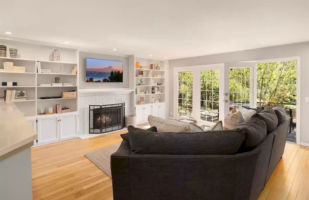 The Estate in Washington is a luxurious home filled with natural light in an idyllic verdant setting now available for sale. This home located at 8521 Hunts Point Lane, Hunts Point, Washington; offering 05 bedrooms and 04 bathrooms with 3,549 square feet of living spaces.