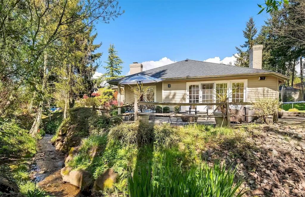 The Estate in Washington is a luxurious home filled with natural light in an idyllic verdant setting now available for sale. This home located at 8521 Hunts Point Lane, Hunts Point, Washington; offering 05 bedrooms and 04 bathrooms with 3,549 square feet of living spaces.