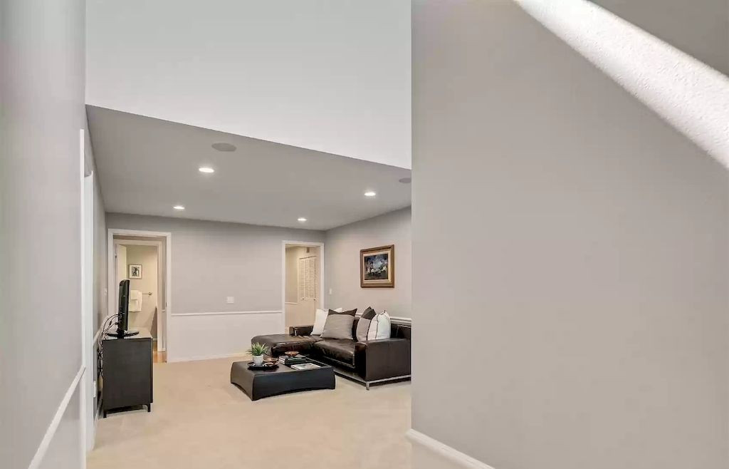 The Estate in Washington is a luxurious home filled with natural light in an idyllic verdant setting now available for sale. This home located at 8521 Hunts Point Lane, Hunts Point, Washington; offering 05 bedrooms and 04 bathrooms with 3,549 square feet of living spaces.