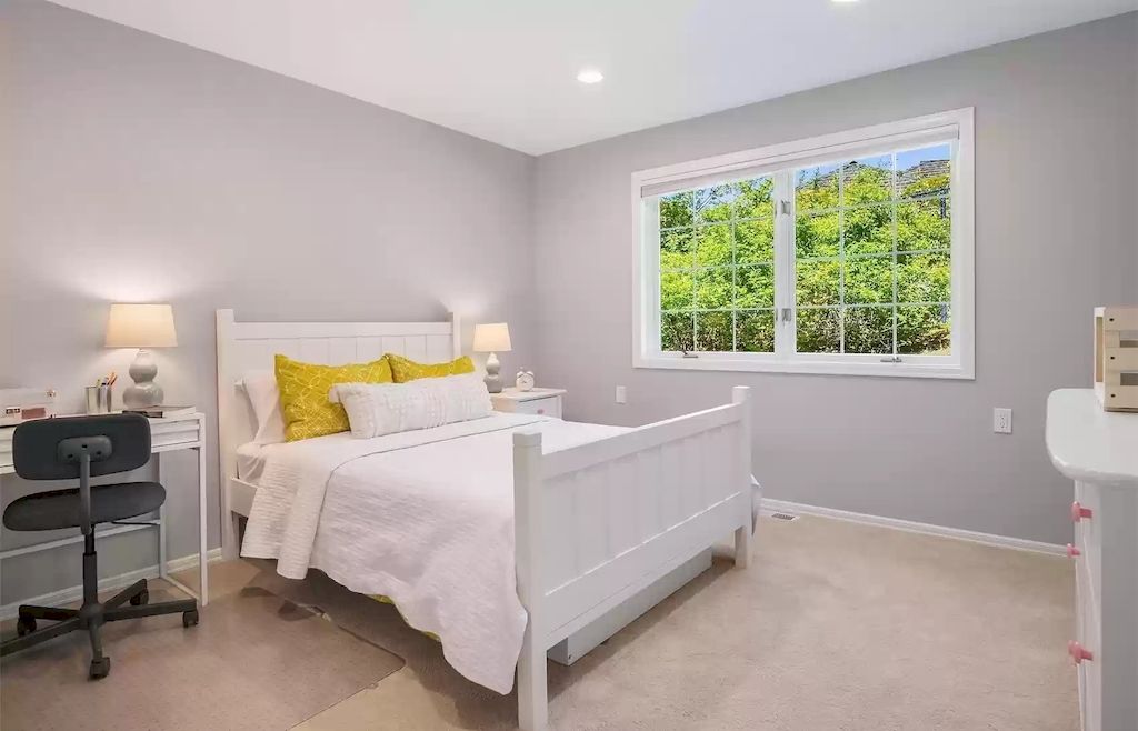 The Estate in Washington is a luxurious home filled with natural light in an idyllic verdant setting now available for sale. This home located at 8521 Hunts Point Lane, Hunts Point, Washington; offering 05 bedrooms and 04 bathrooms with 3,549 square feet of living spaces.