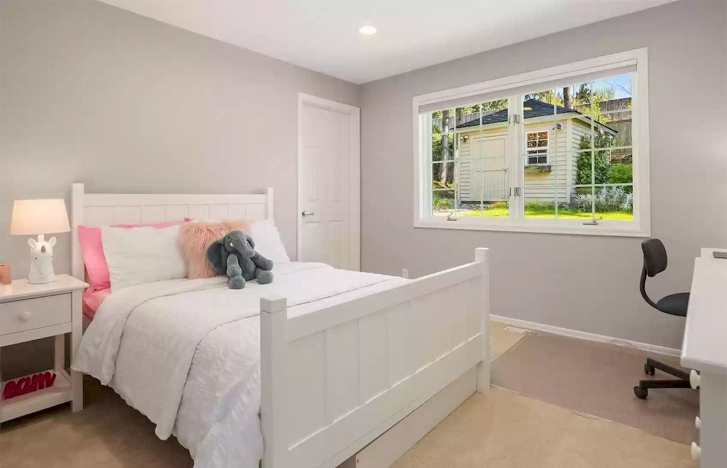 The Estate in Washington is a luxurious home filled with natural light in an idyllic verdant setting now available for sale. This home located at 8521 Hunts Point Lane, Hunts Point, Washington; offering 05 bedrooms and 04 bathrooms with 3,549 square feet of living spaces.