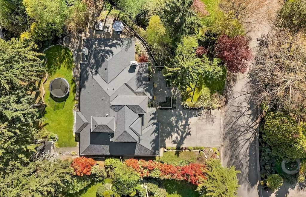 The Estate in Washington is a luxurious home filled with natural light in an idyllic verdant setting now available for sale. This home located at 8521 Hunts Point Lane, Hunts Point, Washington; offering 05 bedrooms and 04 bathrooms with 3,549 square feet of living spaces.