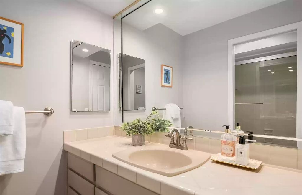 The Estate in Washington is a luxurious home filled with natural light in an idyllic verdant setting now available for sale. This home located at 8521 Hunts Point Lane, Hunts Point, Washington; offering 05 bedrooms and 04 bathrooms with 3,549 square feet of living spaces.