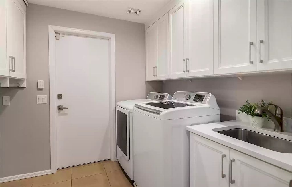 The Estate in Washington is a luxurious home filled with natural light in an idyllic verdant setting now available for sale. This home located at 8521 Hunts Point Lane, Hunts Point, Washington; offering 05 bedrooms and 04 bathrooms with 3,549 square feet of living spaces.