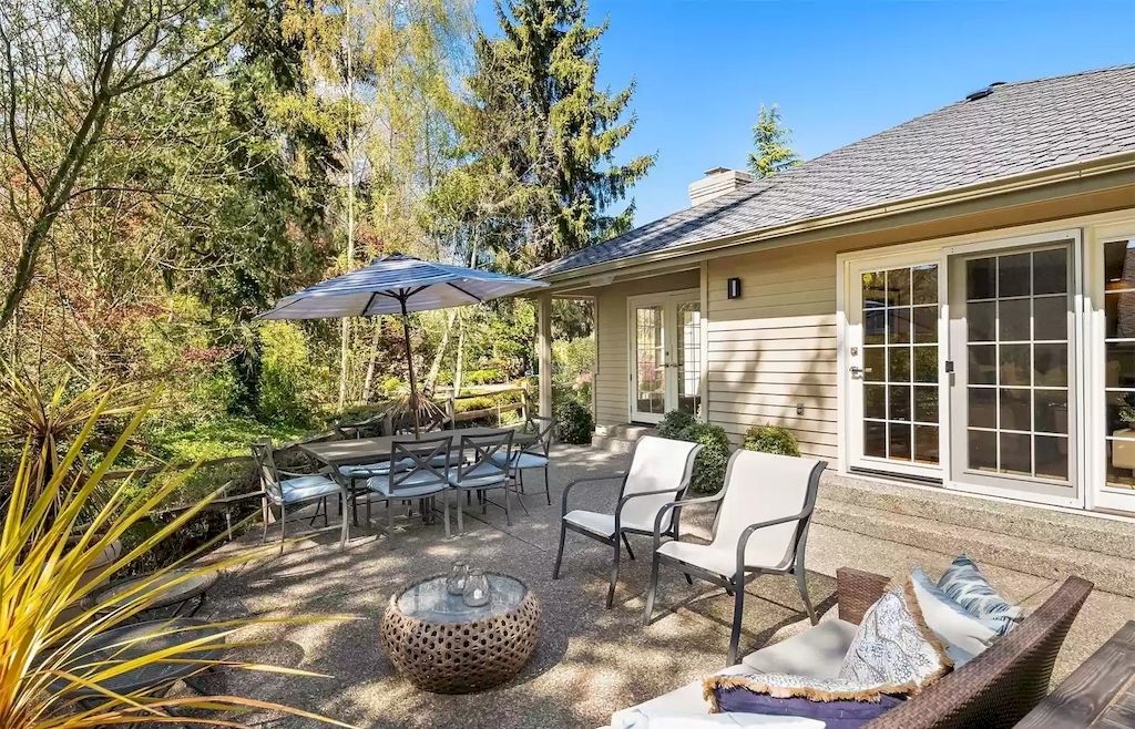 The Estate in Washington is a luxurious home filled with natural light in an idyllic verdant setting now available for sale. This home located at 8521 Hunts Point Lane, Hunts Point, Washington; offering 05 bedrooms and 04 bathrooms with 3,549 square feet of living spaces.
