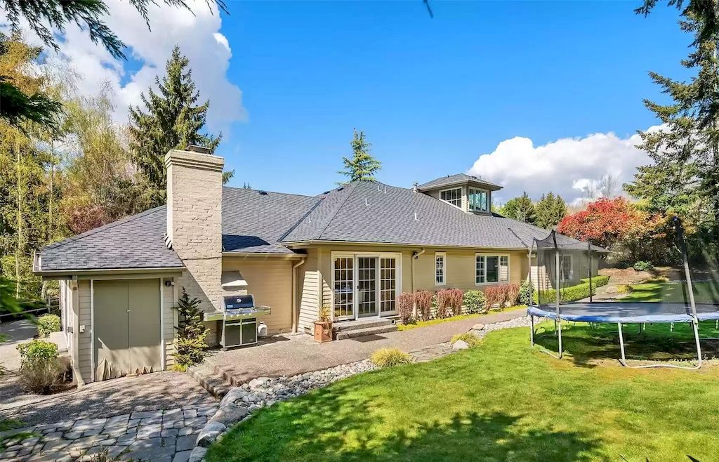 The Estate in Washington is a luxurious home filled with natural light in an idyllic verdant setting now available for sale. This home located at 8521 Hunts Point Lane, Hunts Point, Washington; offering 05 bedrooms and 04 bathrooms with 3,549 square feet of living spaces.