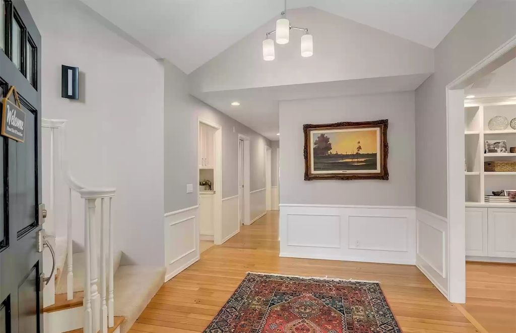 The Estate in Washington is a luxurious home filled with natural light in an idyllic verdant setting now available for sale. This home located at 8521 Hunts Point Lane, Hunts Point, Washington; offering 05 bedrooms and 04 bathrooms with 3,549 square feet of living spaces.