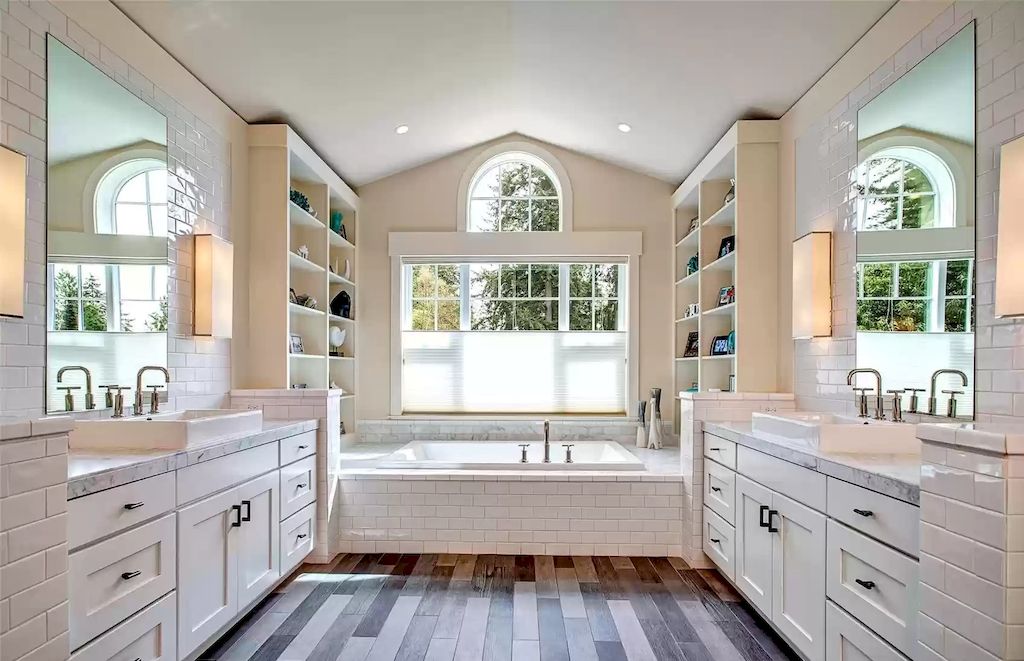 Rustic bathroom ideas are distinguished by simple details such as door frames, cabinets, and towel racks. Choose natural floral patterns for wallpaper to bring the room to life.