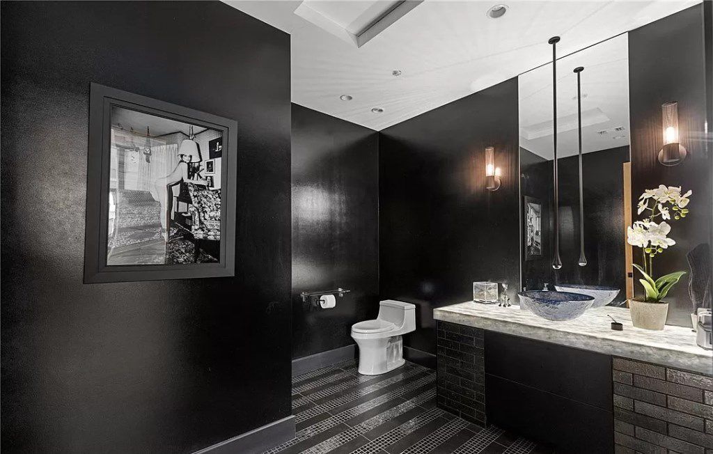 What black and white always brings to any design space is luxury. The "darkness" for the living room is never filled with pure black. On the contrary, with the right background textures and a clever choice, this design will become lively and artistic.