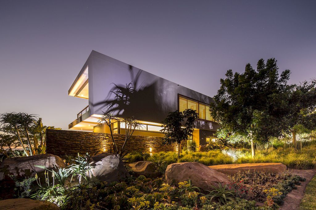 Aloe Ridge House, scenic hideaway in South Africa by Metropole Architects