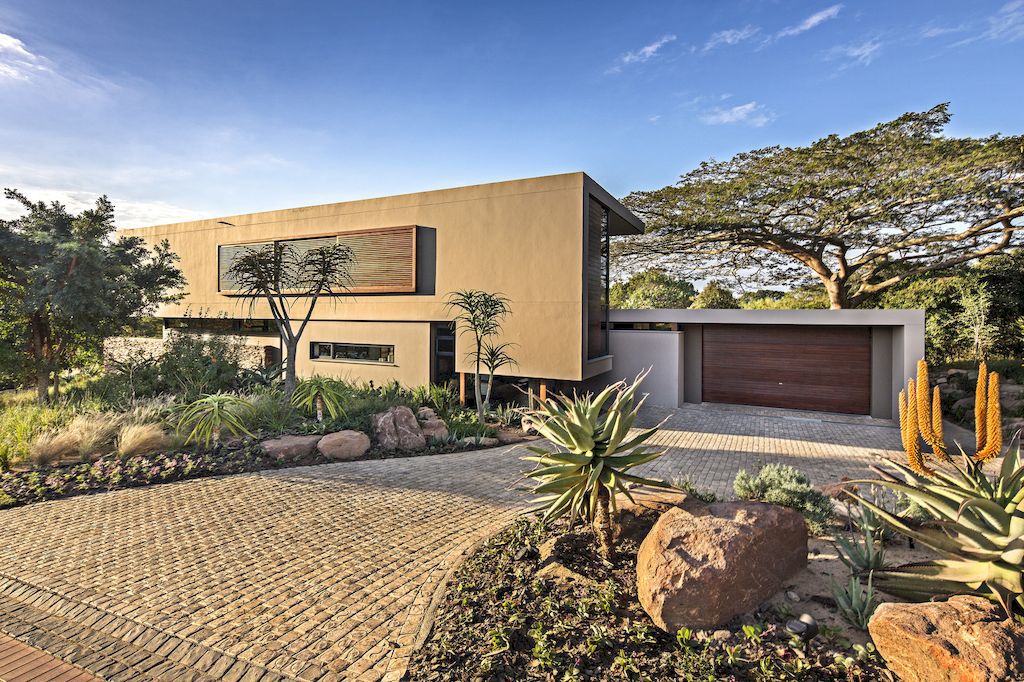 Aloe Ridge House, scenic hideaway in South Africa by Metropole Architects