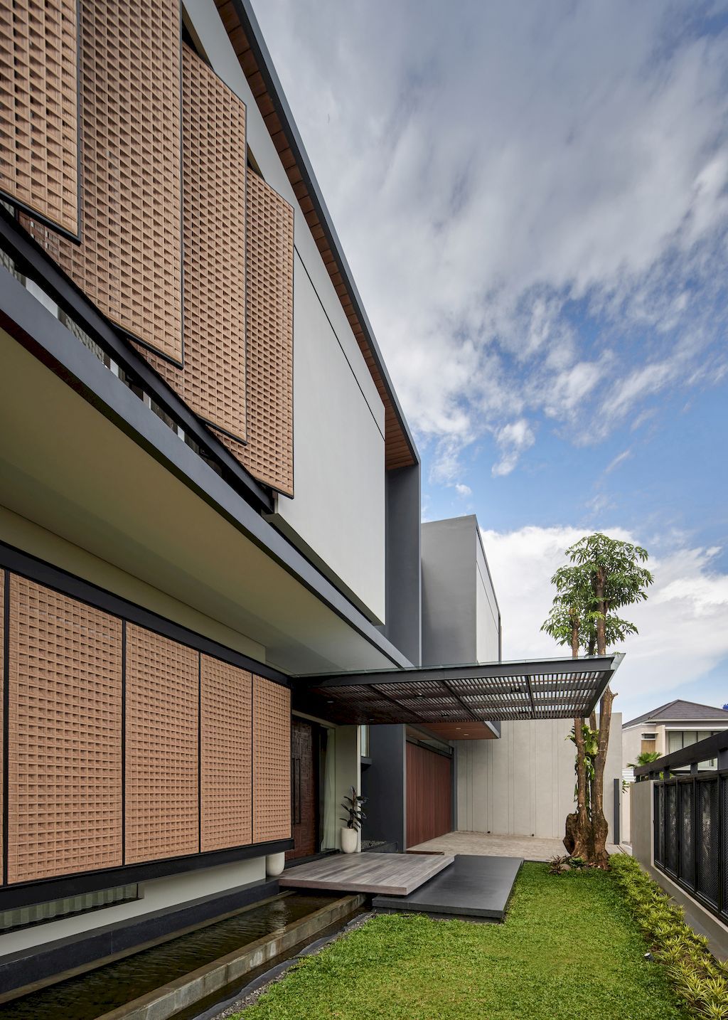 DJ House with tropical style modern architecture design by Rakta Studio 6
