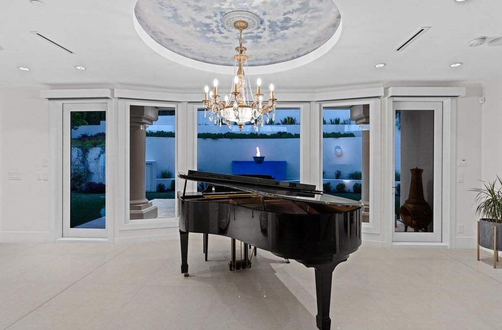 The Home in West Vancouver offers the panoramic view of the Great Vancouver and the majestic Lions Gate bridge, now available for sale. This home located at 1522 Chartwell Dr, West Vancouver, BC V7S 2S1, Canada