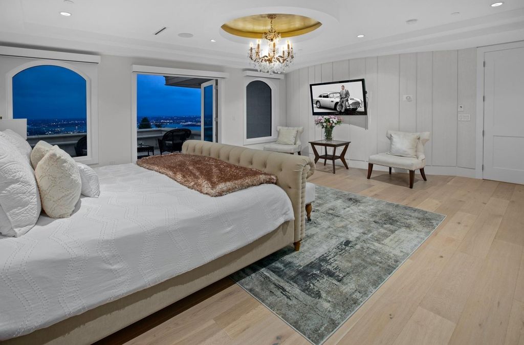 The Home in West Vancouver offers the panoramic view of the Great Vancouver and the majestic Lions Gate bridge, now available for sale. This home located at 1522 Chartwell Dr, West Vancouver, BC V7S 2S1, Canada