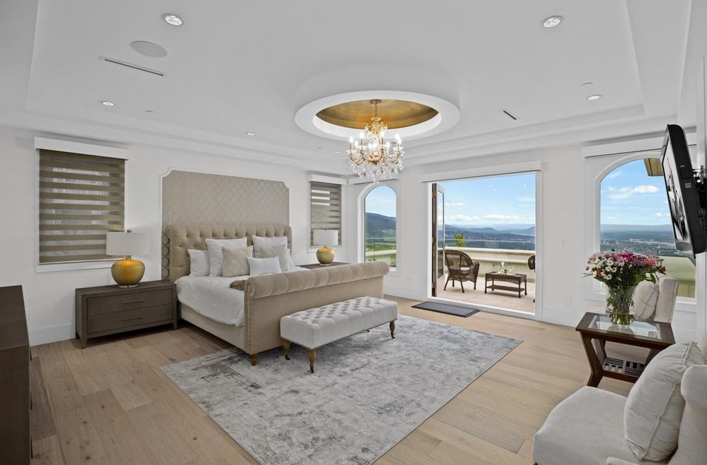 The Home in West Vancouver offers the panoramic view of the Great Vancouver and the majestic Lions Gate bridge, now available for sale. This home located at 1522 Chartwell Dr, West Vancouver, BC V7S 2S1, Canada