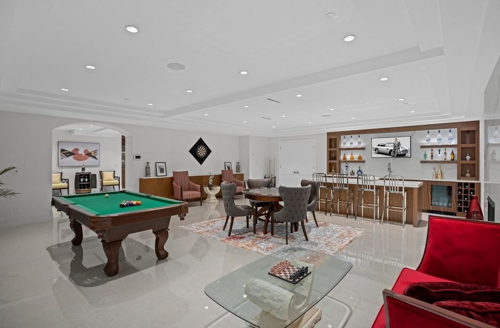The Home in West Vancouver offers the panoramic view of the Great Vancouver and the majestic Lions Gate bridge, now available for sale. This home located at 1522 Chartwell Dr, West Vancouver, BC V7S 2S1, Canada