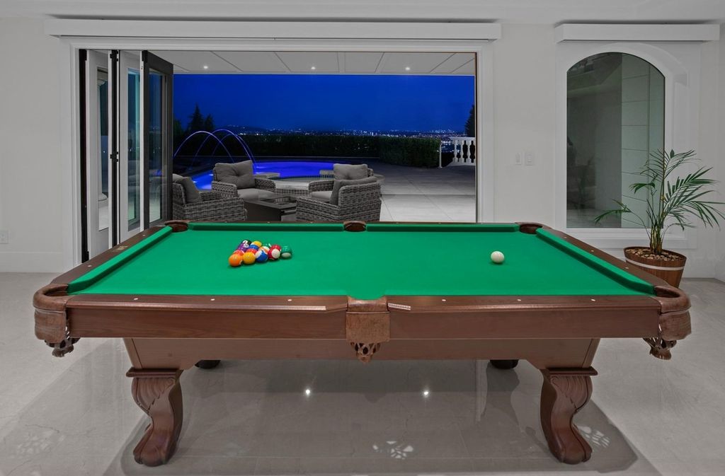 The Home in West Vancouver offers the panoramic view of the Great Vancouver and the majestic Lions Gate bridge, now available for sale. This home located at 1522 Chartwell Dr, West Vancouver, BC V7S 2S1, Canada