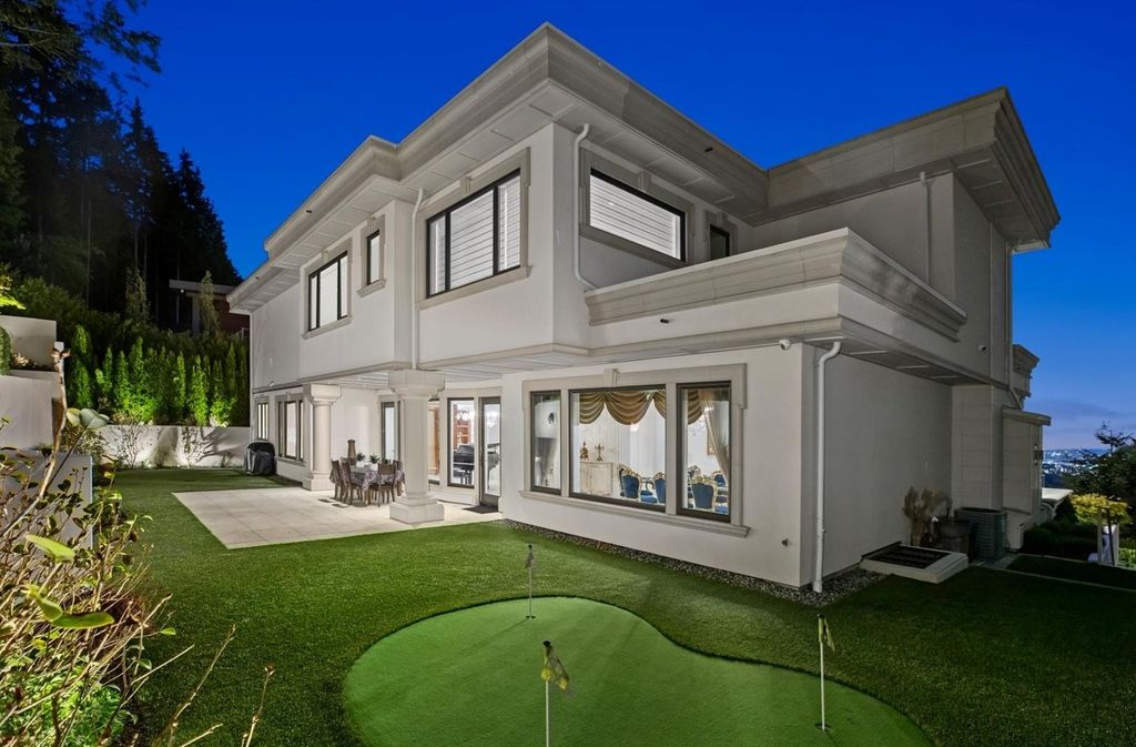 The Home in West Vancouver offers the panoramic view of the Great Vancouver and the majestic Lions Gate bridge, now available for sale. This home located at 1522 Chartwell Dr, West Vancouver, BC V7S 2S1, Canada