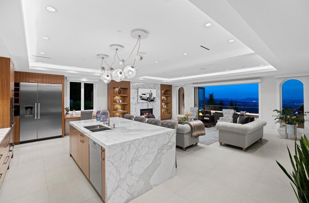 The Home in West Vancouver offers the panoramic view of the Great Vancouver and the majestic Lions Gate bridge, now available for sale. This home located at 1522 Chartwell Dr, West Vancouver, BC V7S 2S1, Canada