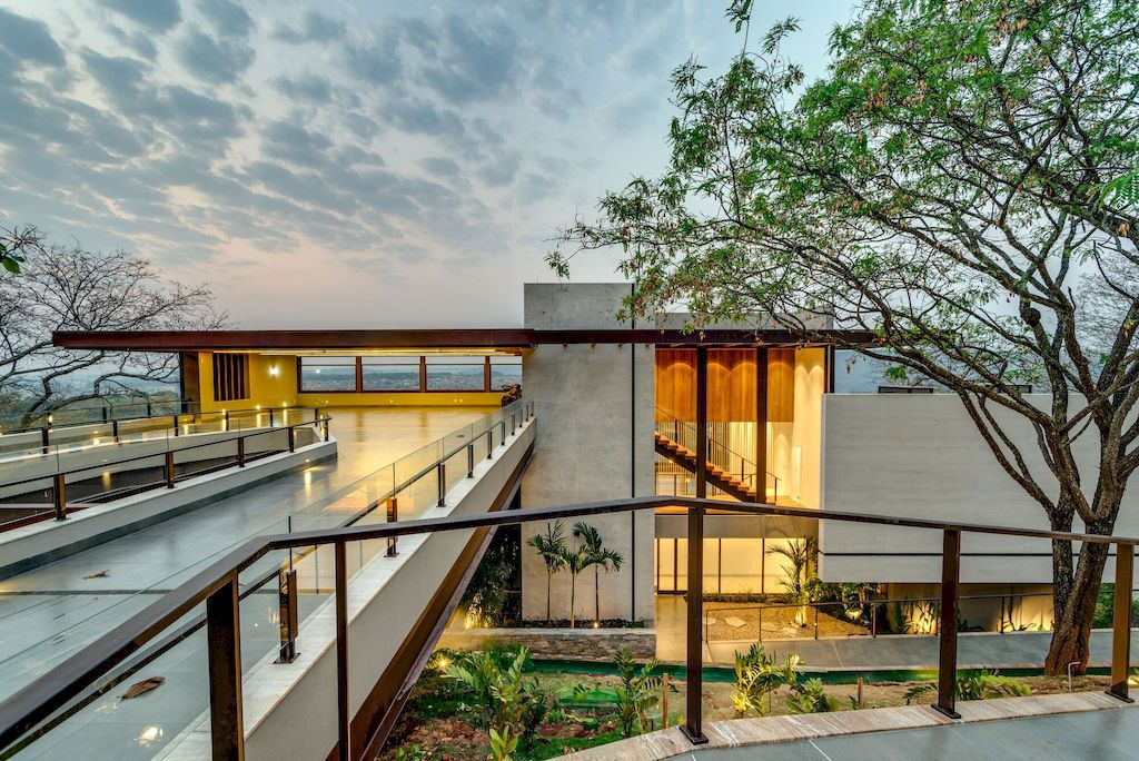 FM House in Brazil by Dayala e Rafael Arquitetos Associados
