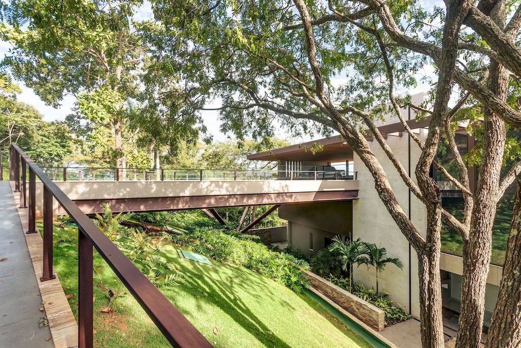 FM House in Brazil by Dayala e Rafael Arquitetos Associados 13