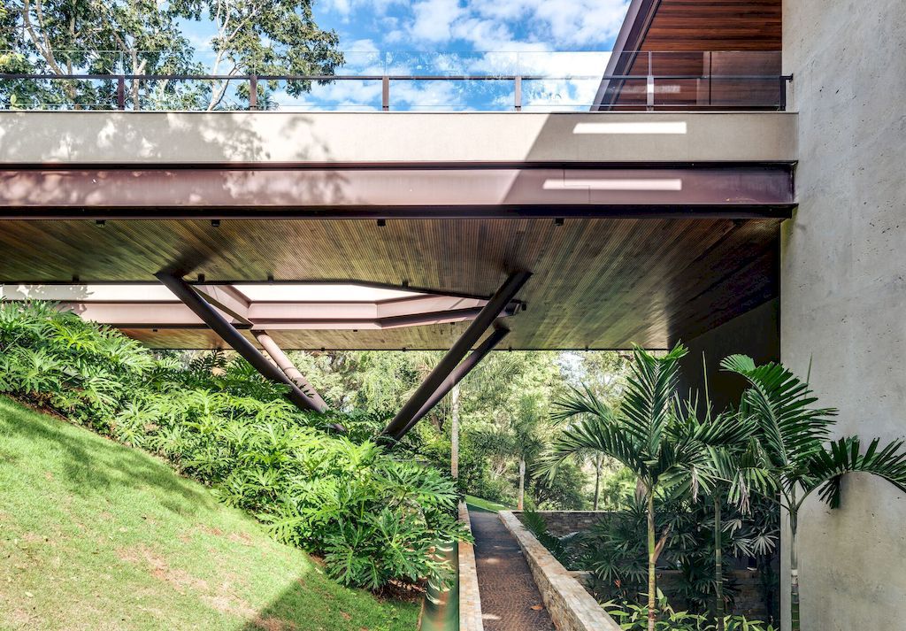 FM House in Brazil by Dayala e Rafael Arquitetos Associados