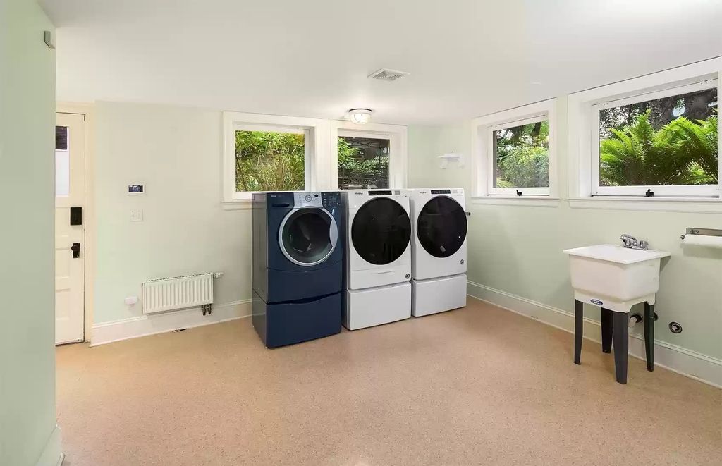 The Estate in Washington is a luxurious home surrounded by lush greenery and majestic trees now available for sale. This home located at 3816 E Garfield Street, Seattle, Washington; offering 06 bedrooms and 05 bathrooms with 5,328 square feet of living spaces.