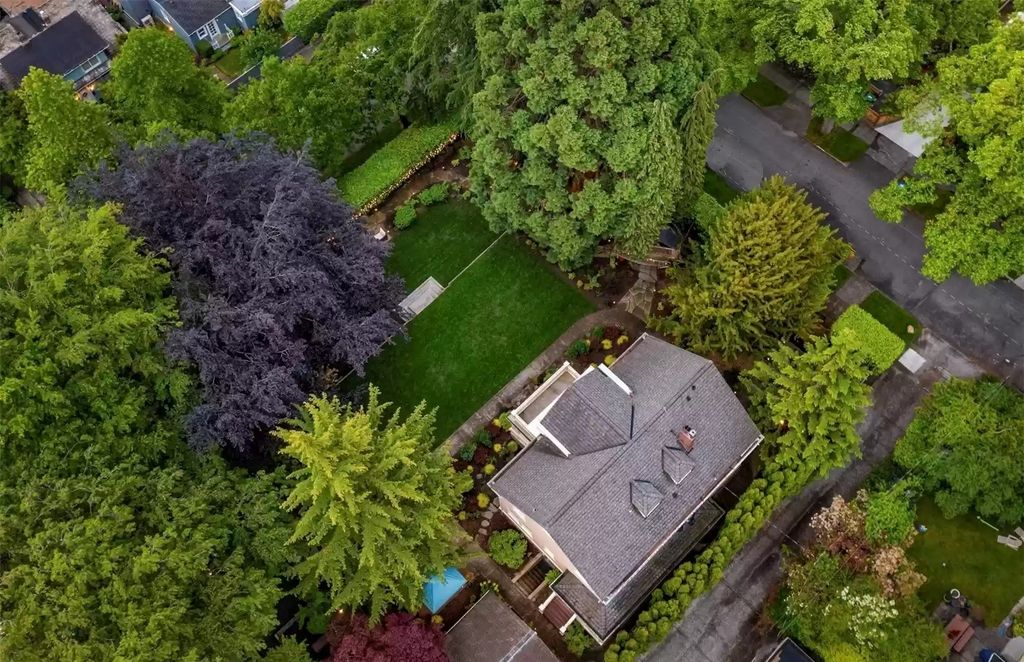 The Estate in Washington is a luxurious home surrounded by lush greenery and majestic trees now available for sale. This home located at 3816 E Garfield Street, Seattle, Washington; offering 06 bedrooms and 05 bathrooms with 5,328 square feet of living spaces.