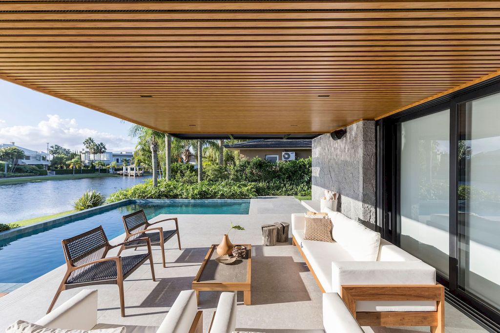 Nesello House Nice Renovation with Contemporary Design by Galeria 733 12
