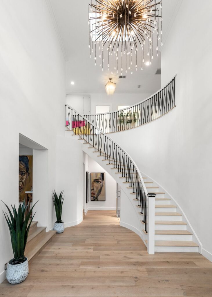 Newly Remodeled Home in Los Angeles Perfect for Both Entertaining and Relaxation Asking for 9399999 28