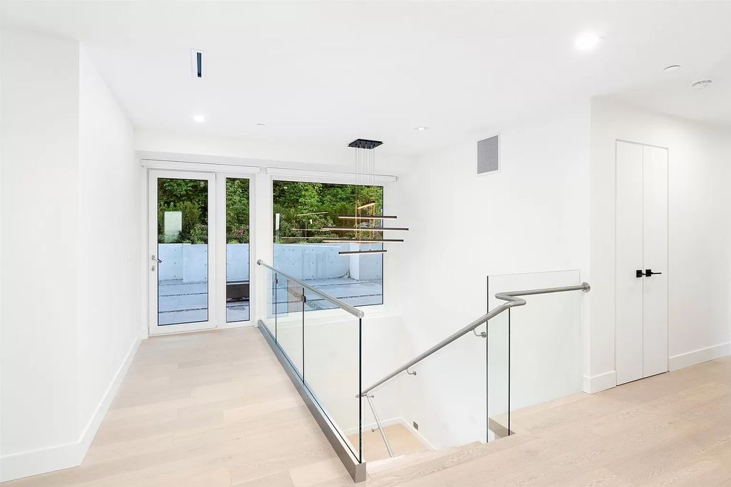 The Residence in West Vancouver offer living spaces that are equally dynamic & cozy, now available for sale. This home located at 550 Craigmohr Dr, West Vancouver, BC V7S 1W9, Canada