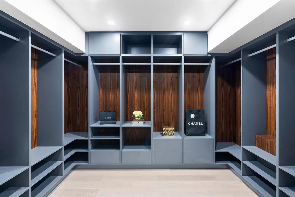 The Residence in West Vancouver offer living spaces that are equally dynamic & cozy, now available for sale. This home located at 550 Craigmohr Dr, West Vancouver, BC V7S 1W9, Canada