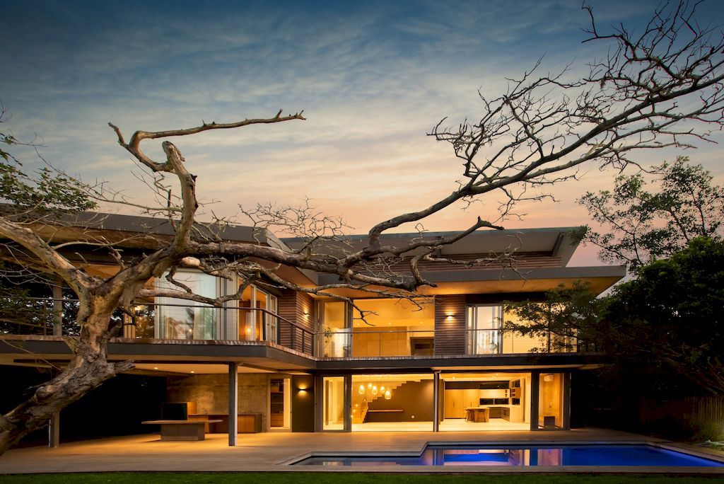 Pambathi Lane House in KwaZulu Natal by Metropole Architects