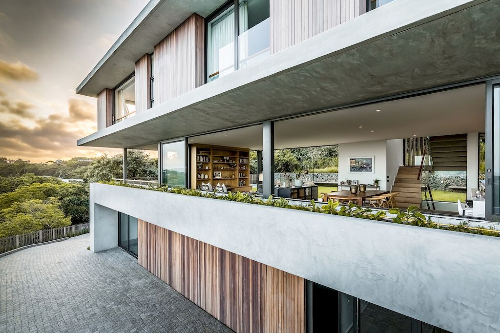 The Tree House in Durban surrounded by Coastal forest by Bloc Architects