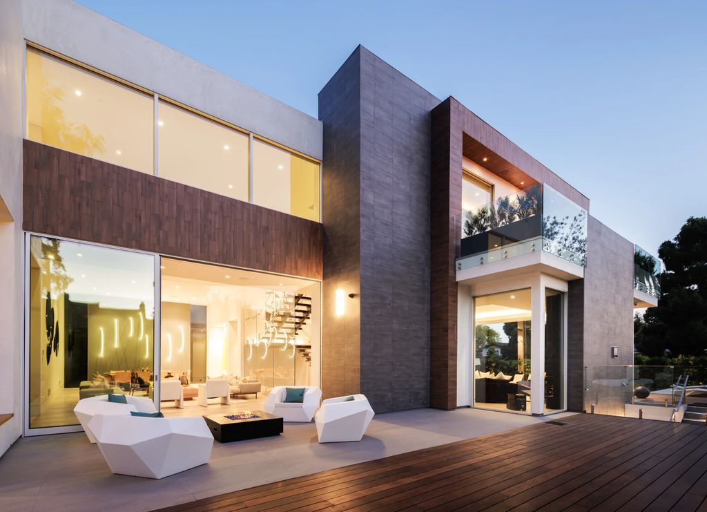 The Home in Santa Monica is a remarkable property provides the ultimate lifestyle rich in luxury with extraordinary top-of-the-line finishes throughout now available for sale. This home located at 1410 Georgina Ave, Santa Monica, California