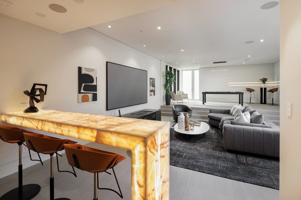 The Home in Santa Monica is a remarkable property provides the ultimate lifestyle rich in luxury with extraordinary top-of-the-line finishes throughout now available for sale. This home located at 1410 Georgina Ave, Santa Monica, California