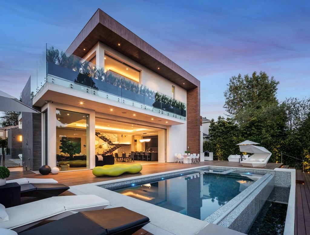 The Home in Santa Monica is a remarkable property provides the ultimate lifestyle rich in luxury with extraordinary top-of-the-line finishes throughout now available for sale. This home located at 1410 Georgina Ave, Santa Monica, California