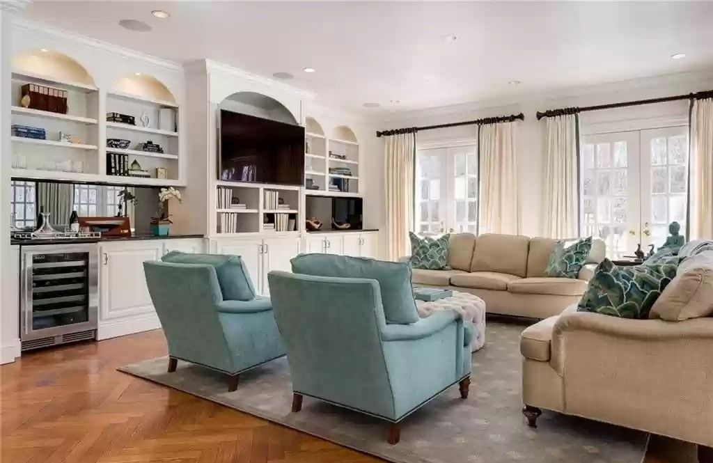 The Home in Connecticut is a luxurious home surrounded by perennial gardens, lush rolling lawns and gorgeous outdoor spaces now available for sale. This home located at 1194 Smith Ridge Rd, New Canaan, Connecticut; offering 05 bedrooms and 09 bathrooms with 8,623 square feet of living spaces.